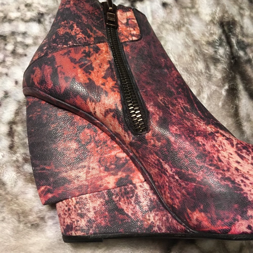 Helmut Lang Game of Thrones Black and Red Marble Leather Ankle Booties - Picture 2 of 16